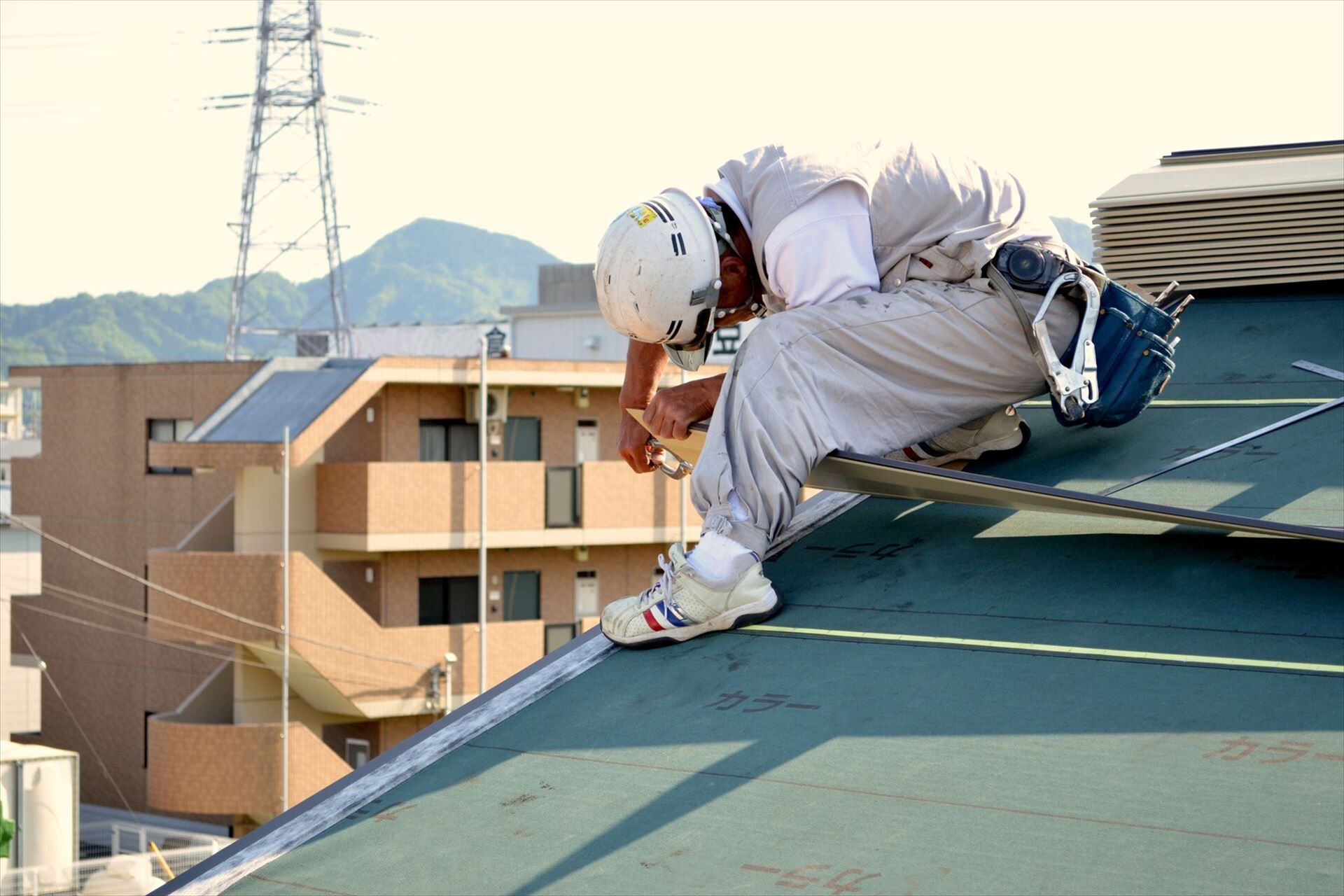 屋根材加工工事をするスタッフ_R